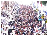 La foule le long des quais