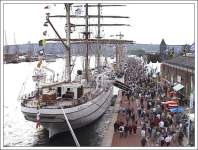 La foule le long des quais