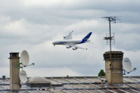 Airbus A380 et les antennes des toits de Blanc Mesnil