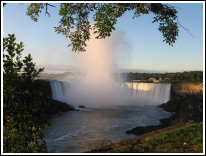 La chute canadienne au lever du soleil