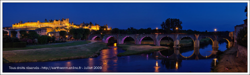 L'aude et le pont vieux éclairé la nuit, avec la cité médiévale de Carcassonne