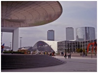 Sous la tour EDF, vue sur le CNIT