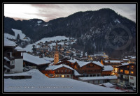 Vue de nuit sur la ville de la Clusaz