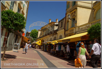 rue de Menton en été
