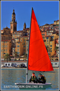 Petit voilier devant la ville de menton