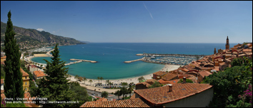 panoramique Le vieux Menton et son enchevêtrement de toitures en tuiles rondes.