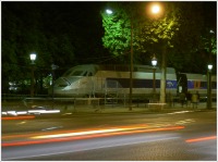 Le TGV sur l'Avenue des Champs Elysées