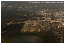 Vue aérienne sur le château de Versailles et les jardins