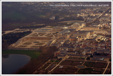 Vue aérienne sur le château de Versailles et les jardins