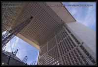 Sous la grande Arche de la Défense