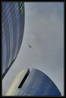 avion dans un ciel de tour
