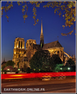 phare de voiture devant Notre Dame