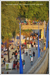 La plage de sable avec les parasols bleus de Paris