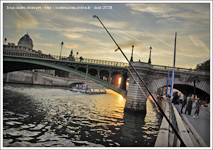 Canne à Pêche le long des berges de la Seine pendant Paris Plage