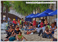 La plage de sable avec les parasols bleus de Paris
