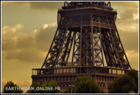 Gros plan sur le 1er étage de la Tour Eiffel 