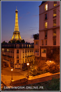 Rue de Paris avec une vue de la Tour Eiffel au loin