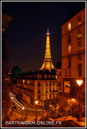 Fenêtres éclairées vers la Tour Eiffel