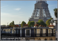 Tour Eiffel et toits de Paris au petit matin.
