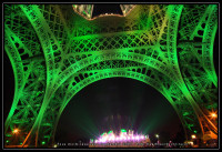 La Tour Eiffel et son éclairage spécial vert vue de dessous