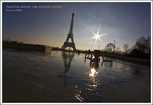 Reflet matinal de la Tour Eiffel sur la glace