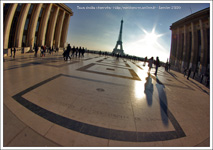 Esplanade du Trocadéro avec le reflet du soleil levant sur la Tour Eiffel