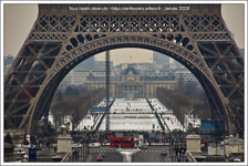 traces blanches de neige sur la Tour Eiffel