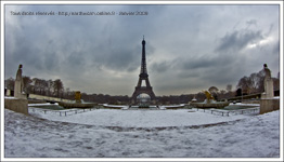 Photo Panoramique de la Tour Eiffel avec les statues du Trocadéro sous la neige