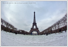 La Tour Eiffel vue du champ de Mars enneigé
