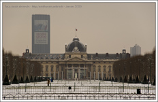 Paris : école Militaire et le champ de Mars recouvert de neige