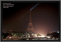 La Tour Eiffel de nuit sans éclairage pendant le spectable