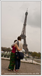 Amoureux devant les bassins du Trocadéro à Paris 