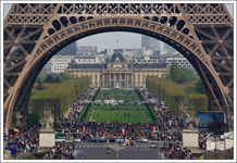 Sous la Tour Eiffel, le champ de Mars