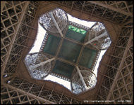 La Tour Eiffel vue de dessous