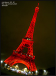 Tour Eiffel rouge - vue du champ de mars